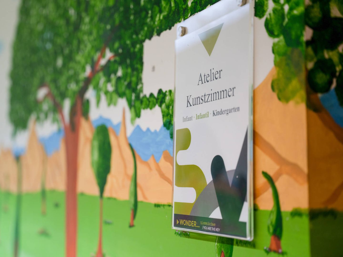 Rótulo del Atelier en inglés, alemán y español