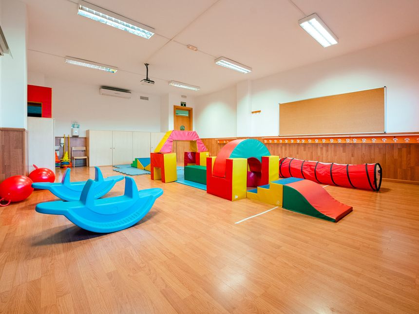 Sala de psicomotricidad con módulos blandos de colores