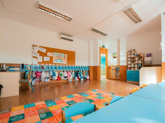 Aula de Infantil con perchero de mochilas