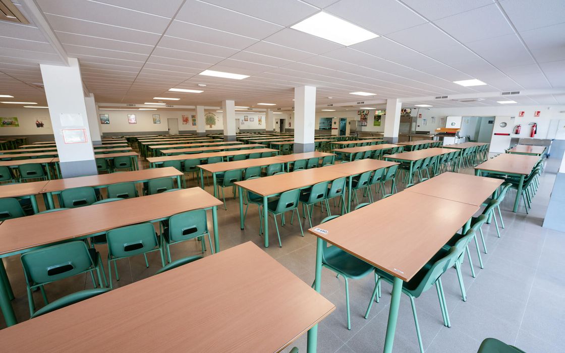 Comedor del colegio, con las mesas preparadas