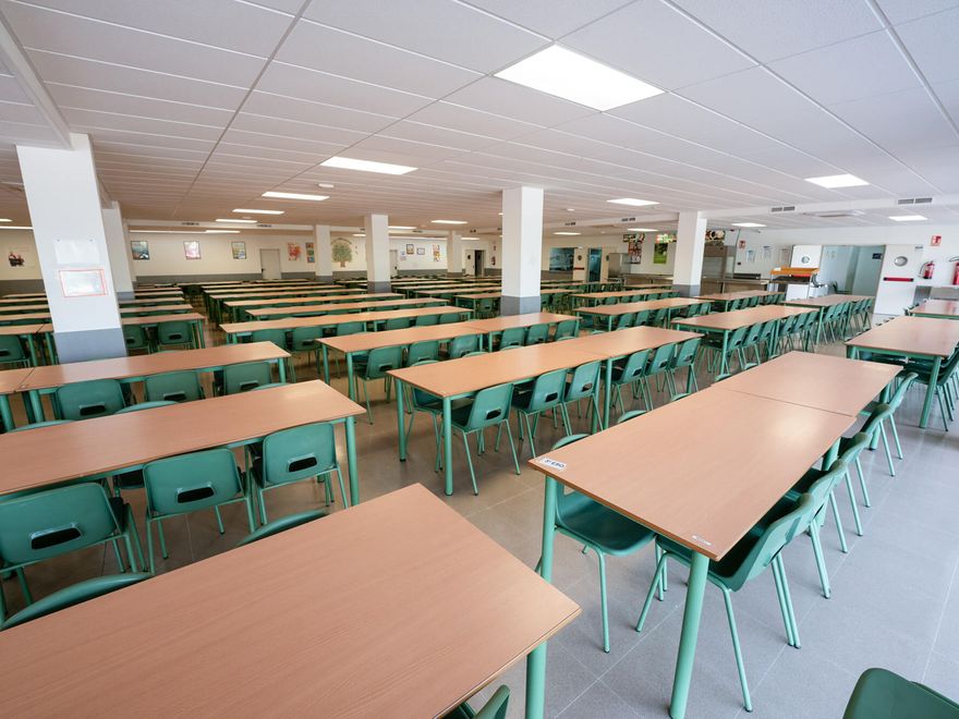 Comedor del colegio, con las mesas preparadas
