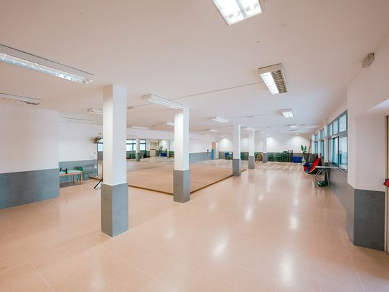 Sala diáfana con espejos