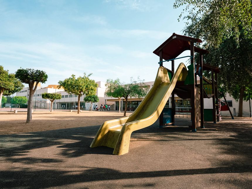 Zona de juegos con tobogán en el patio
