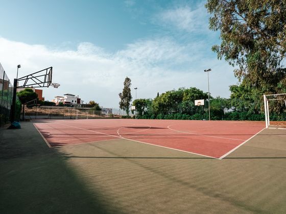 Pista de fútbol sala y baloncesto al aire libre