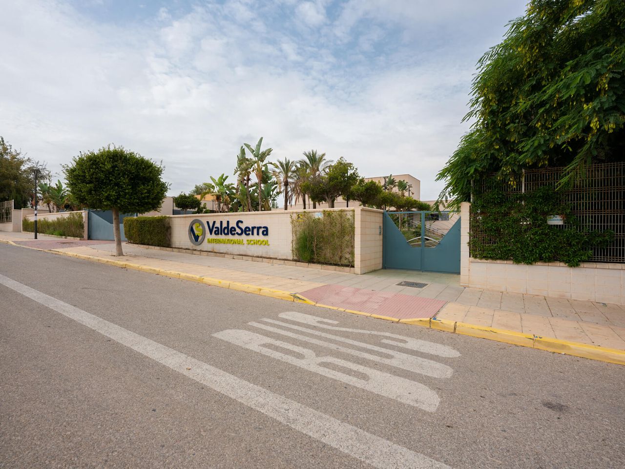 Entrada del colegio con el rótulo de ValdeSerra International School