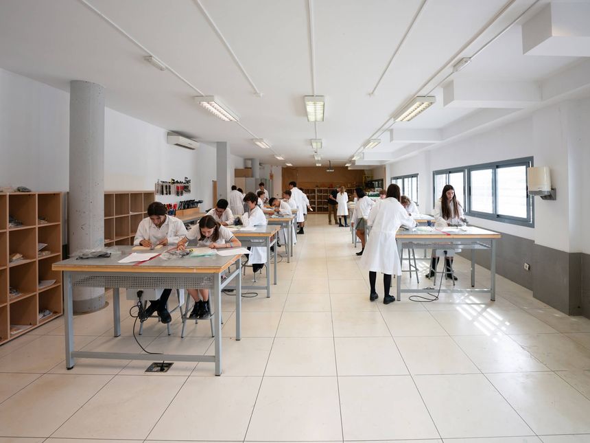 Aula taller con el alumnado trabajando en mesas largas