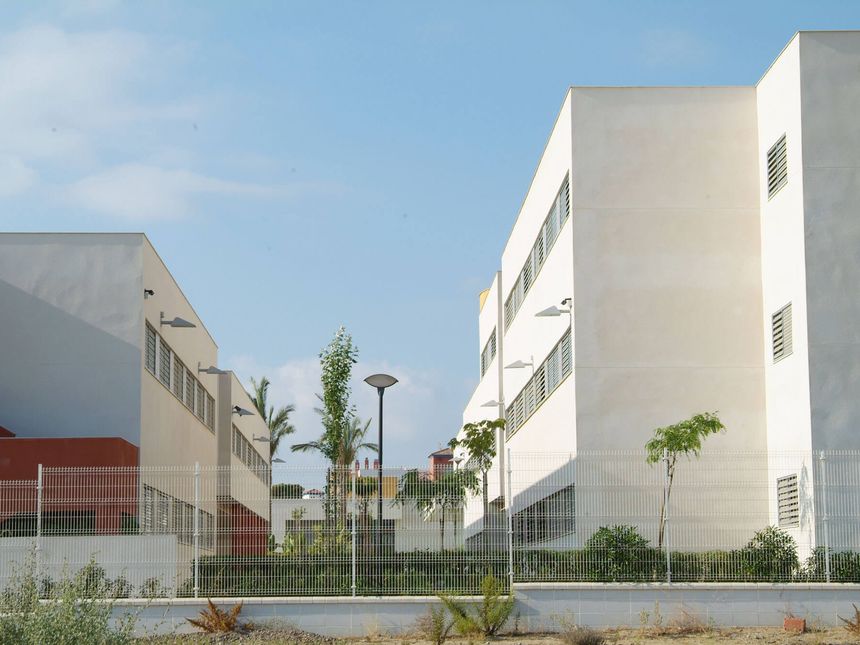 Volúmenes blancos de los edificios del colegio
