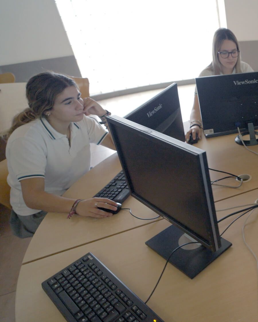 Alumnas trabajan en la sala de ordenadores