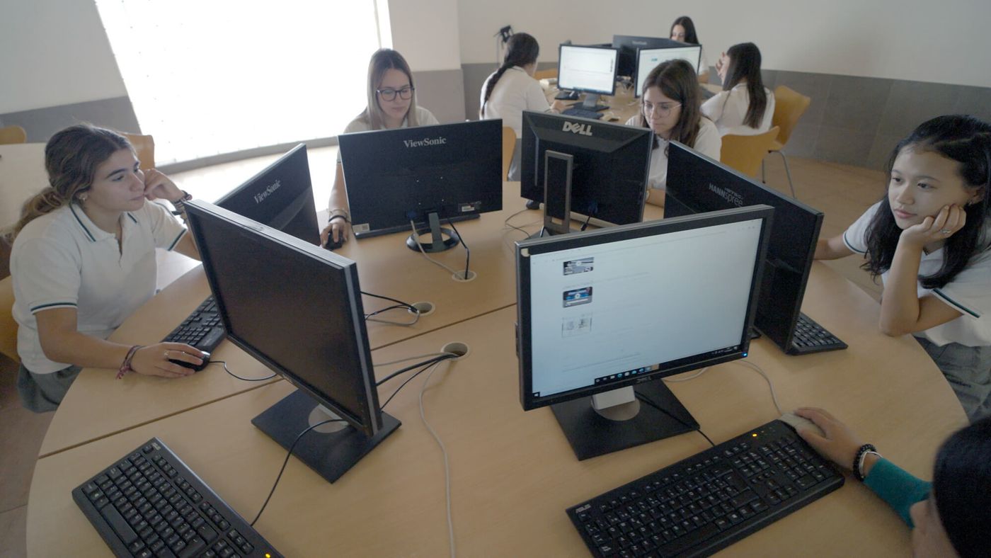 Alumnas trabajan en la sala de ordenadores