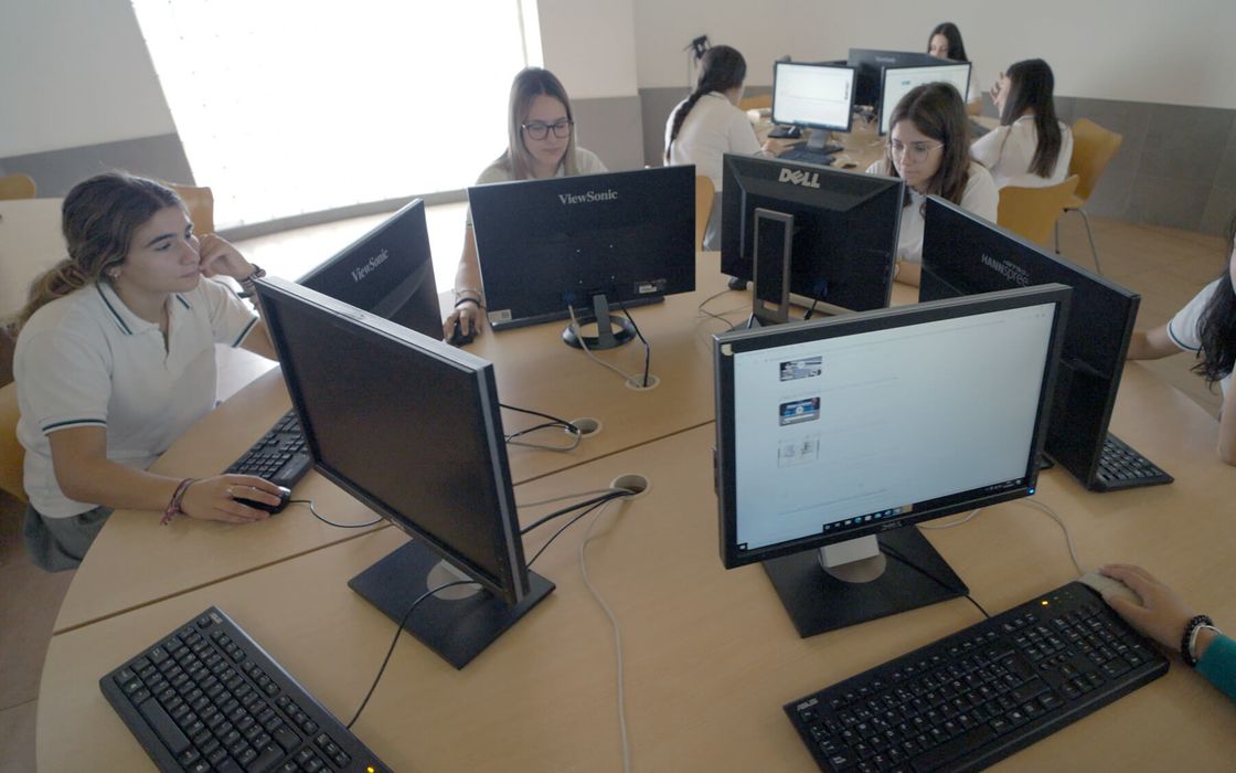 Alumnas trabajan en la sala de ordenadores