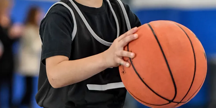 Baloncesto escolar en el pabellón deportivo de ValdeSerra