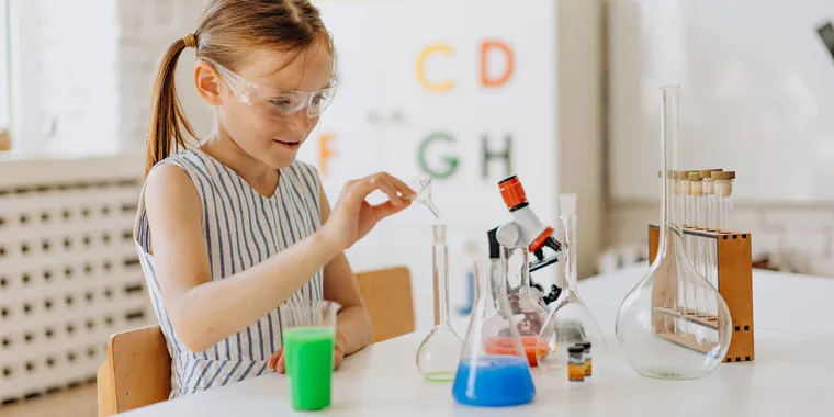Experimentos científicos lúdicos en el laboratorio Diverciencia