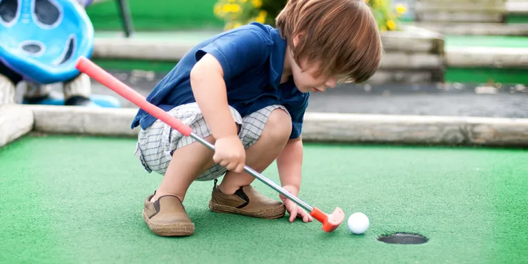 Iniciación al golf infantil en el campo de prácticas