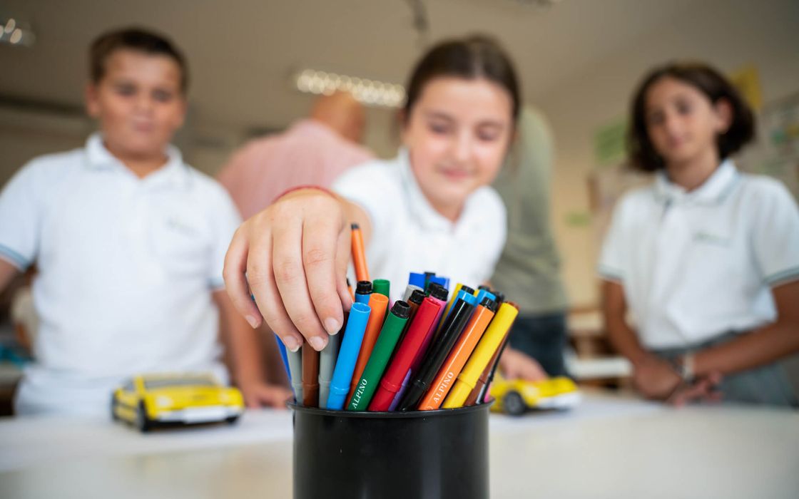 Tres alumnos de Primary eligen rotuladores en clase