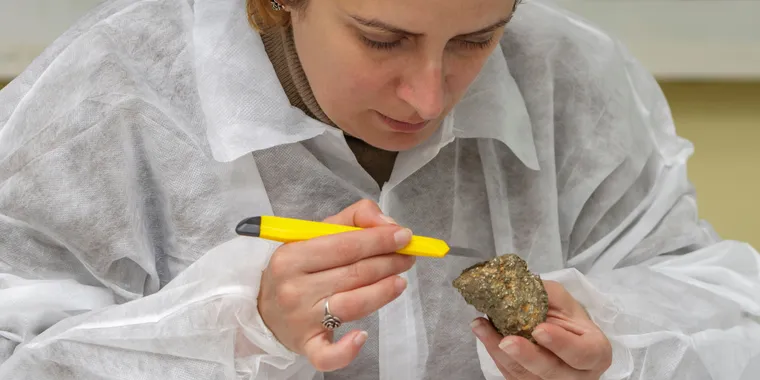 Muestras minerales y geológicas en el laboratorio de ciencias