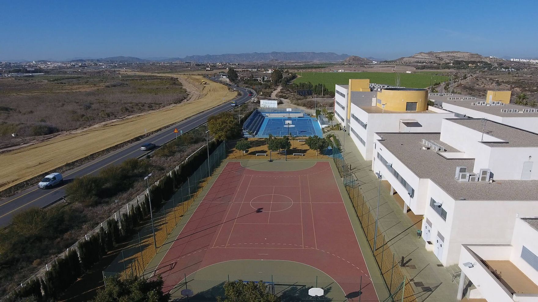 Vista aérea de las pistas deportivas y los edificios del colegio