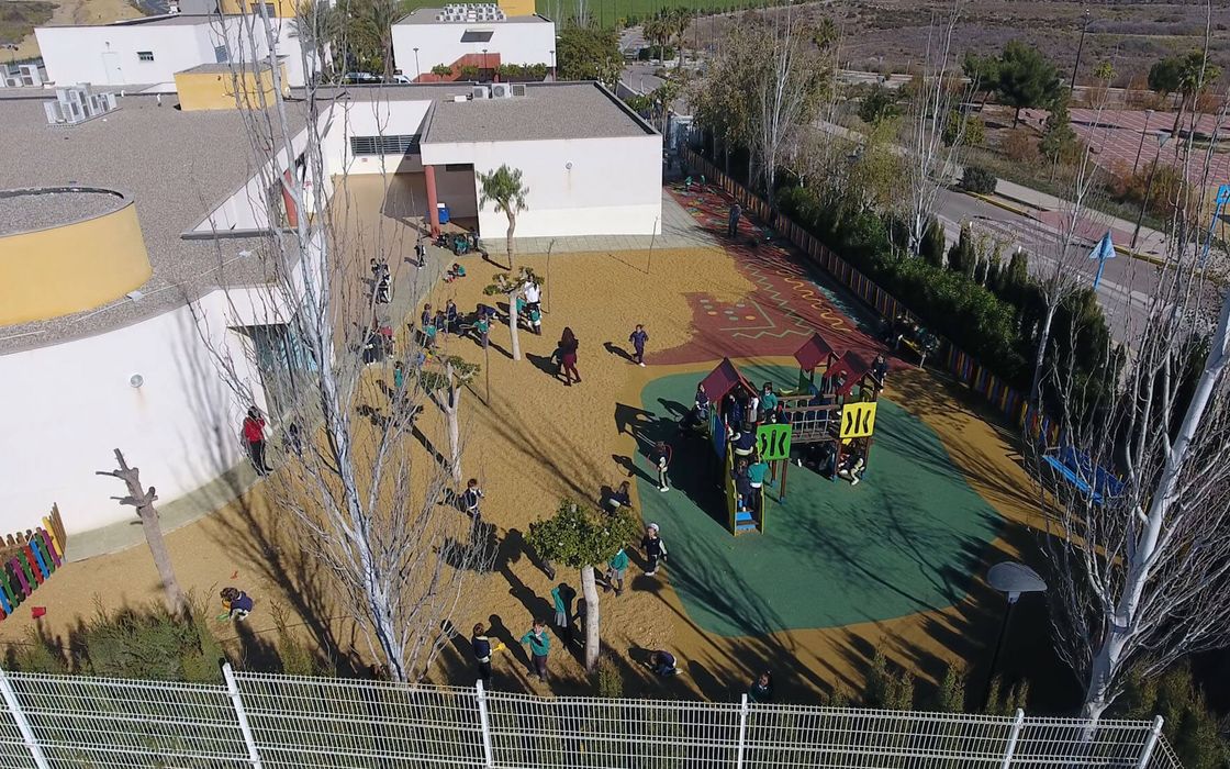 Vista aérea del patio de Infantil con su zona de juegos