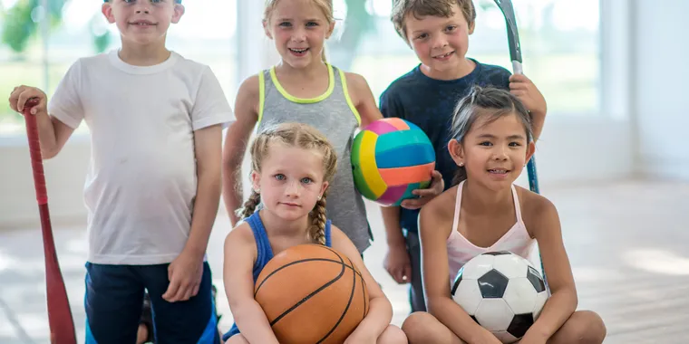 Alumnos participando en actividades polideportivas y juegos en equipo