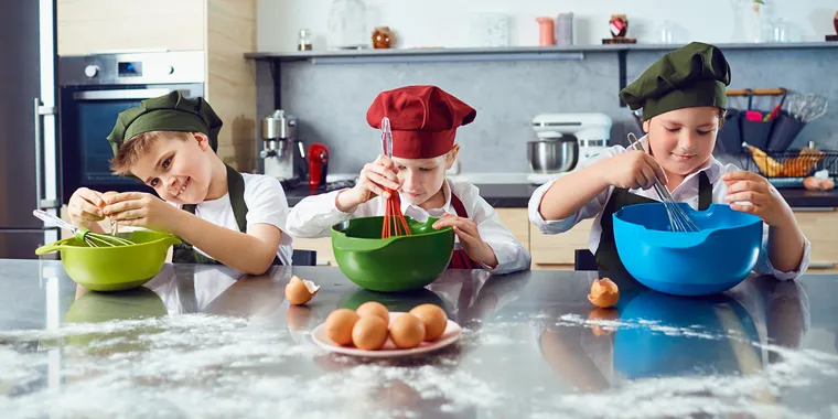 Alumnos de Infantil preparando recetas en el taller de repostería