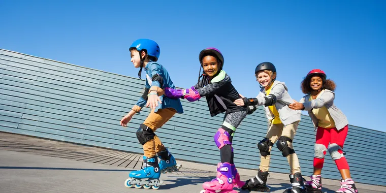 Alumna practicando patinaje en línea (rollerblading) en ValdeSerra