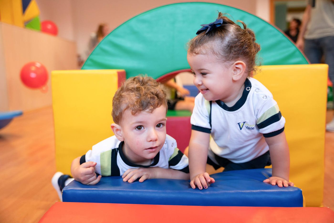 Dos niños de Nursery School juegan sobre módulos de psicomotricidad